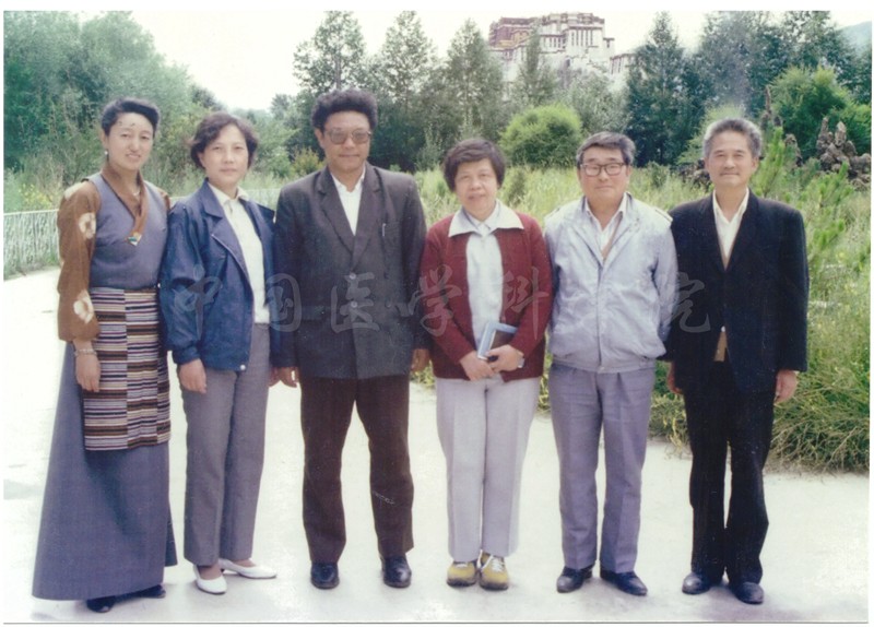 1990年副院校长戴玉华领队慰问对口支援西藏自治区人民医院的医疗队员_副本.jpg 1990年副院校长戴玉华领队慰问对口支援西藏自治区人民医院的医疗队员_副本.jpg