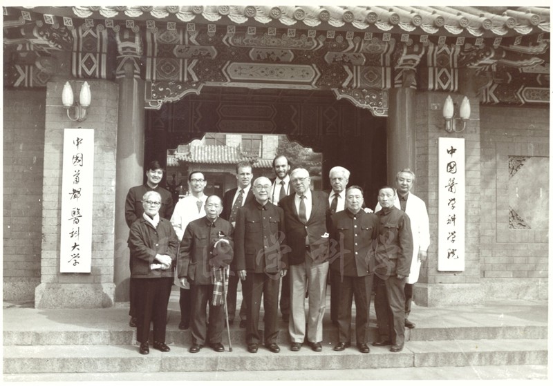 黄家驷等和外宾在校门口合影-8-SX-1-WSHD-4_副本.jpg 黄家驷等和外宾在校门口合影-8-SX-1-WSHD-4_副本.jpg