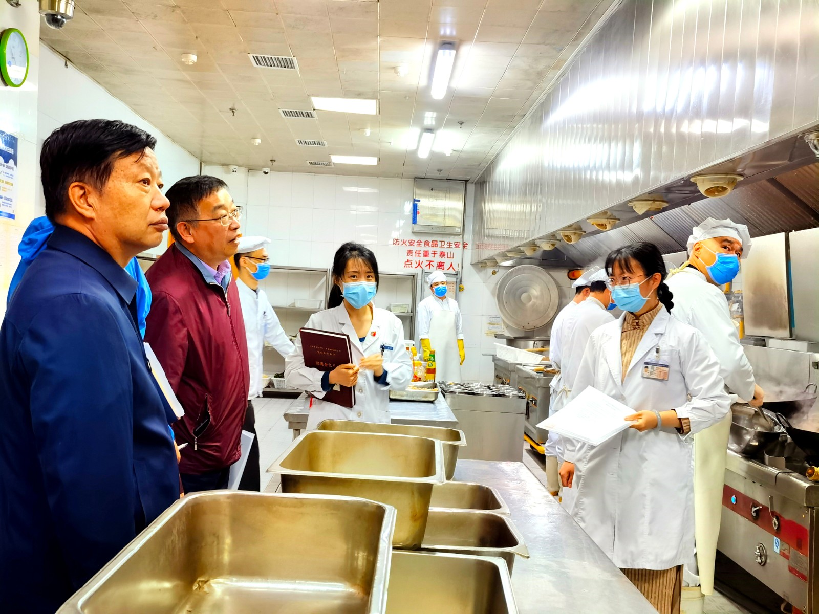 李青副院校长一行到护理学院检查消防和安全生产工作1.jpg 李青副院校长一行到护理学院检查消防和安全生产工作1.jpg