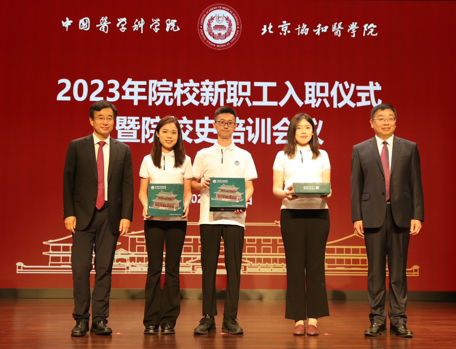 院校领导为新职工颁发入职纪念品.jpg 院校领导为新职工颁发入职纪念品.jpg