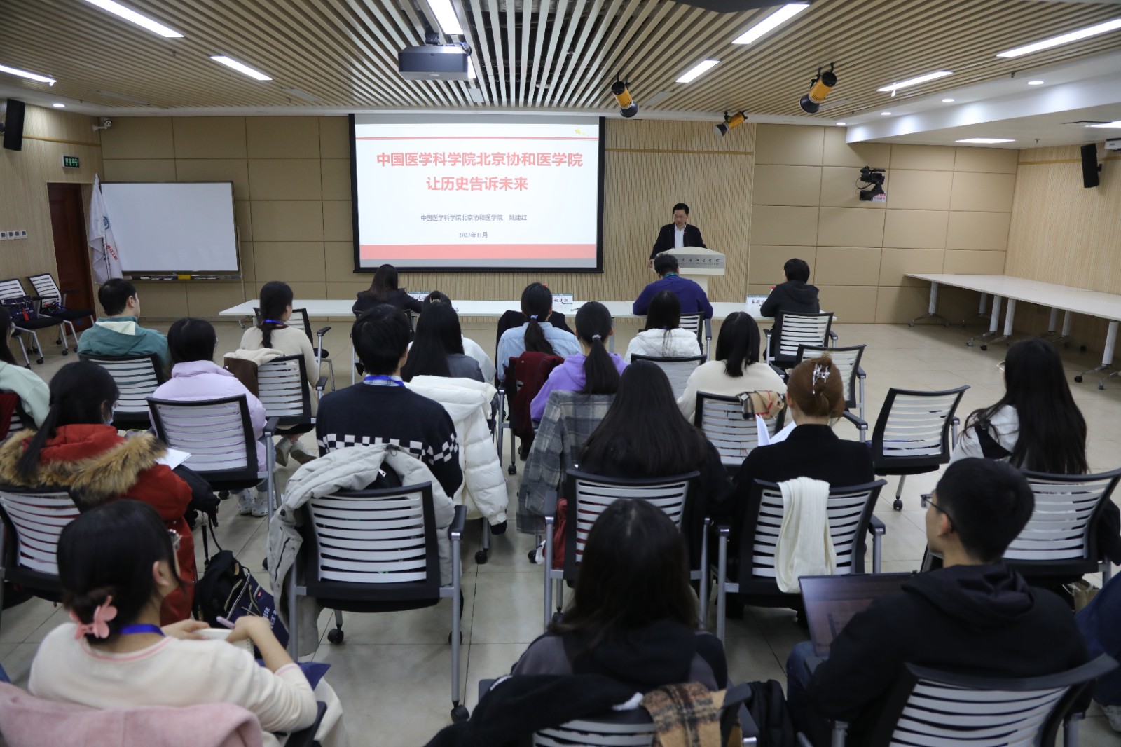 姚建红书记讲第一课.jpg 姚建红书记讲第一课.jpg