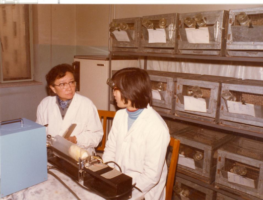 刘力生教授在指导研究生做实验.png 刘力生教授在指导研究生做实验.png