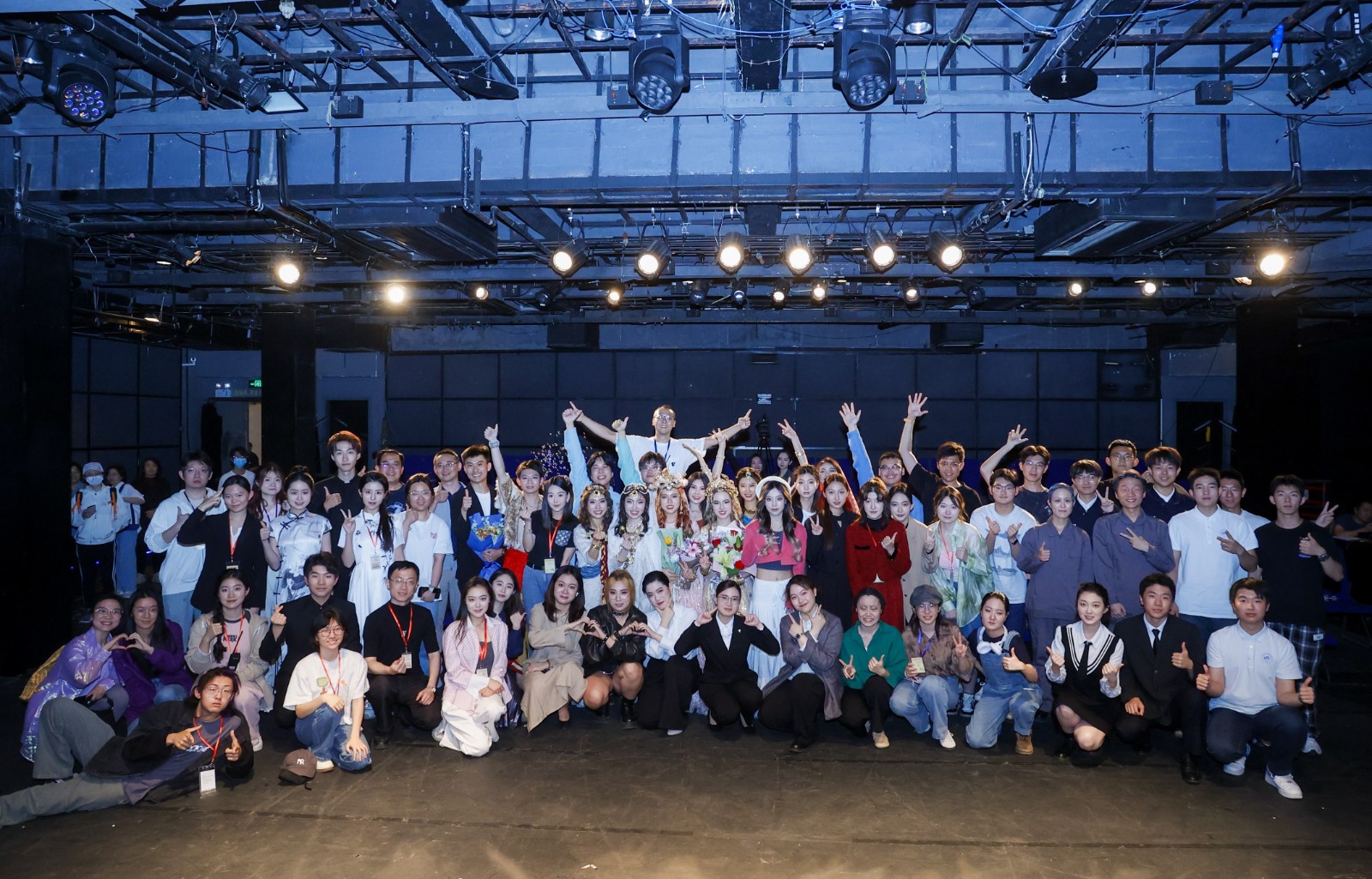 大合影.jpg 大合影.jpg