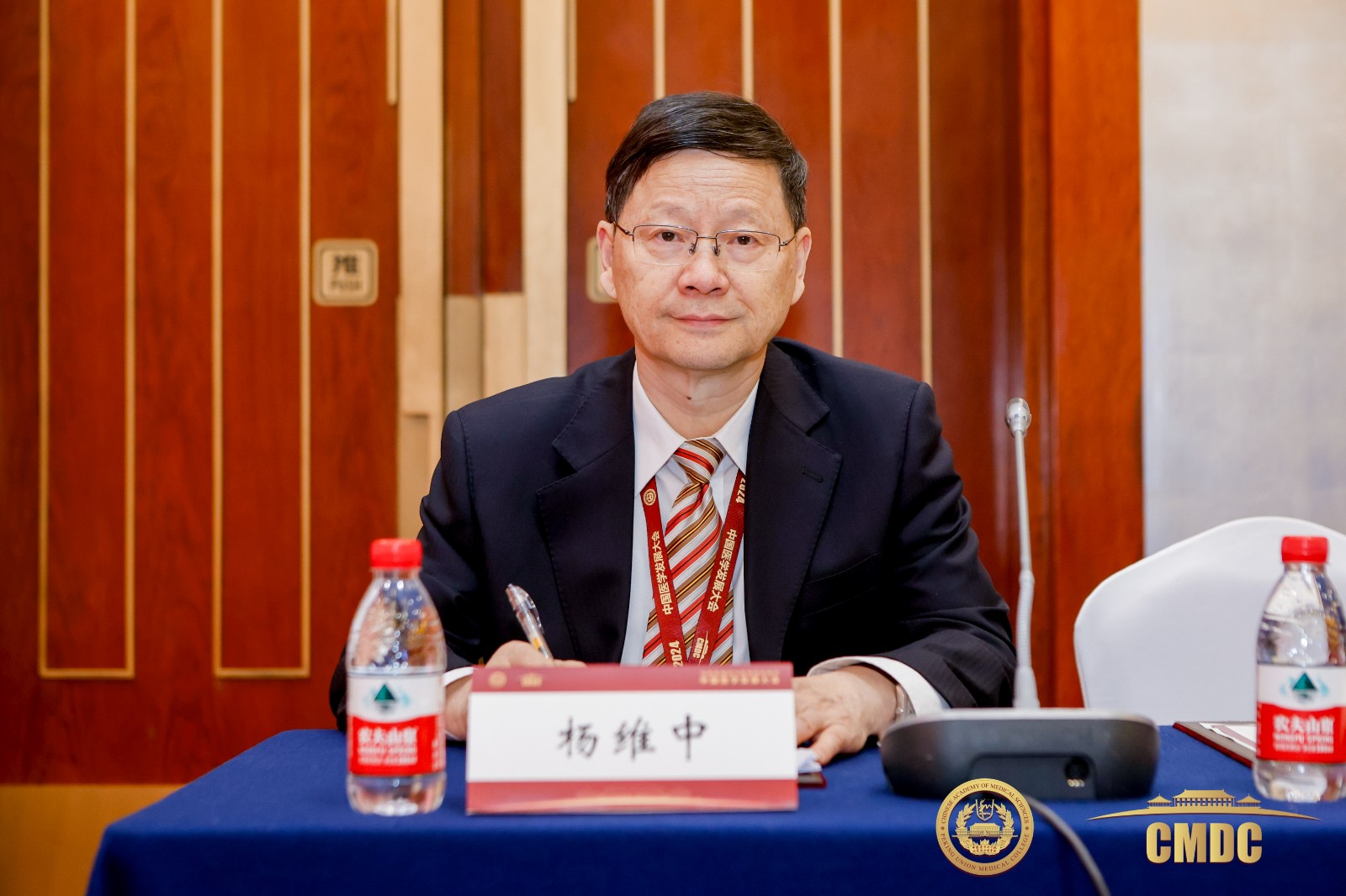 杨维中.jpg 杨维中.jpg