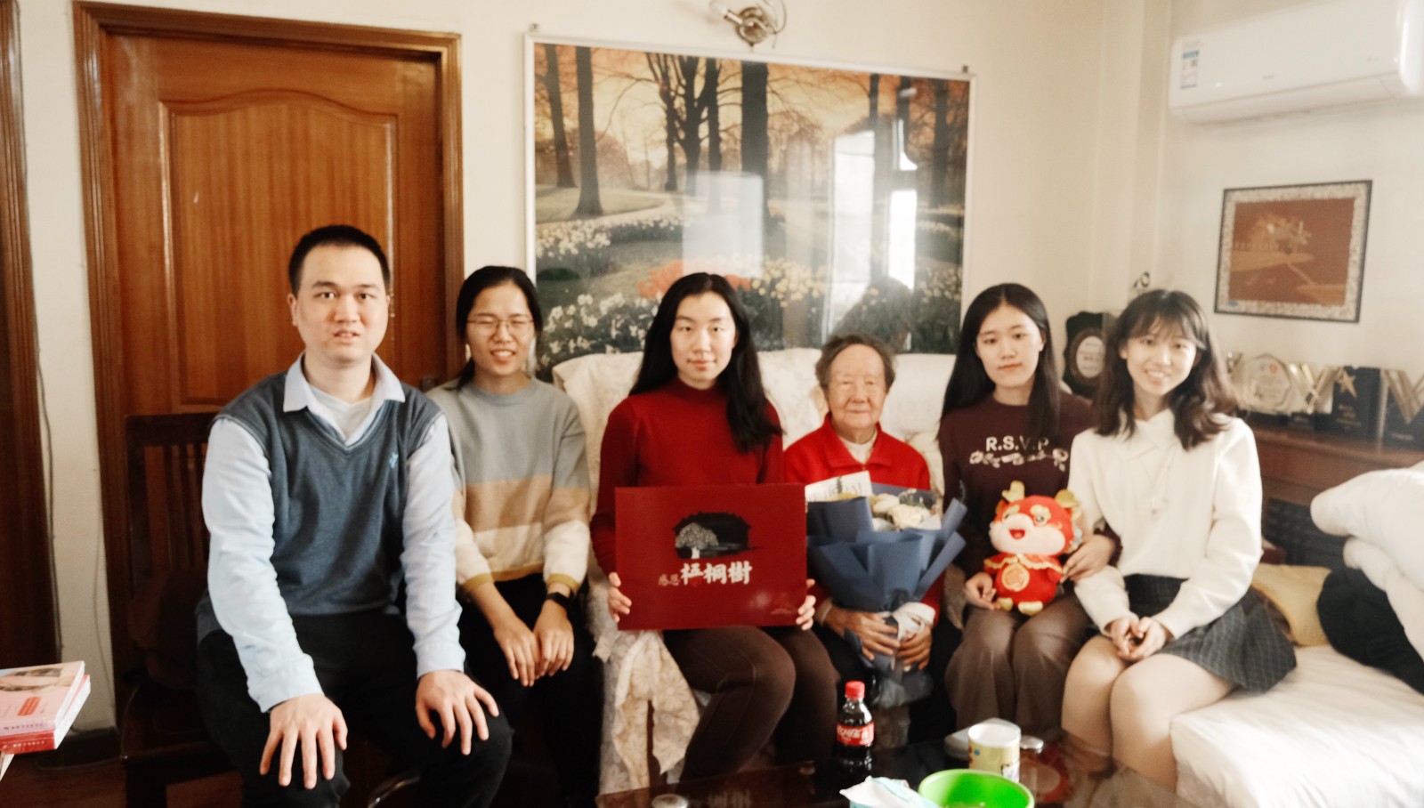 梧桐会志愿者探访鲍秀兰老师合影.jpg 梧桐会志愿者探访鲍秀兰老师合影.jpg